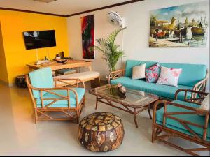 ein Wohnzimmer mit Sofa, Stühlen und einem Tisch in der Unterkunft IV 2 bedroom apartment in Cartagena de Indias