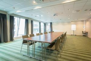 una sala conferenze con un lungo tavolo e sedie di Home Hotel Helma a Mo i Rana