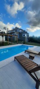 een zwembad met een bank en een huis bij La Maru in Villa Giardino
