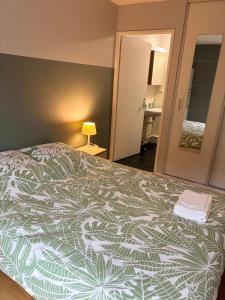 En eller flere senge i et værelse på Studio Bailly