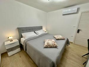Postel nebo postele na pokoji v ubytování Apartments Marijan & Marija