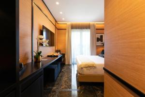 a hotel room with a bed and a desk at Hotel Il Gabbiano in Bacoli