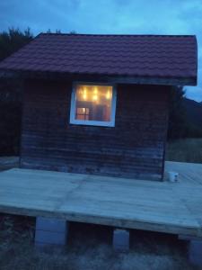 a small building with a porch and a window at Renul Minimalist in Râşnov