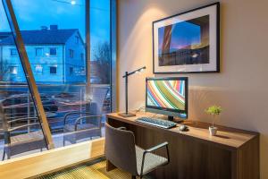 un computer posizionato su una scrivania con una finestra di Home Hotel Helma a Mo i Rana