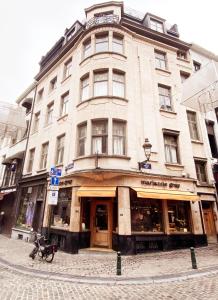 a large building on the corner of a street at Résidence Marianne in Brussels
