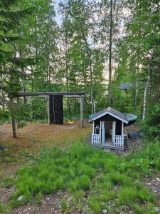 a small shelter in the middle of a field at Kieloranta in Kuopio +15 photos