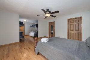 Fotografie z fotogalerie ubytování Eagle Point! Discover serenity in our secluded oasis! Hagar Shores parkBeach area v destinaci Coloma