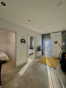 a living room with a bed and a room with a lamp at Casinha dos Carris in Valença