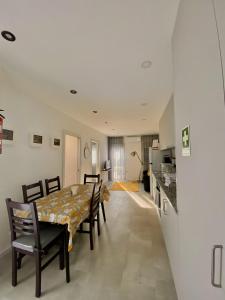 a kitchen and dining room with a table and chairs at Casinha dos Carris in Valença
