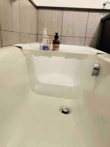 Vannituba majutusasutuses Stunning 1-bedroom self check-in condo with pool