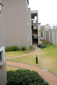 Aed väljaspool majutusasutust Stunning 1-bedroom self check-in condo with pool