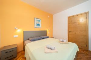Ένα ή περισσότερα κρεβάτια σε δωμάτιο στο Apartments by the sea Barbat, Rab - 14512