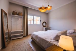 Un dormitorio con una cama y una lámpara y una ventana. en Luxury One Bedroom Apartment with Sea view in SomaBay, en Hurghada 14 fotos más