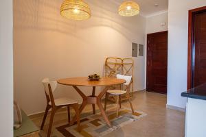 Un comedor con mesa y sillas de madera. en Luxury One Bedroom Apartment with Sea view in SomaBay, en Hurghada