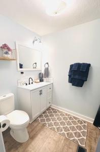 ローレルにあるCici's Guest Houseの白いトイレと洗面台のあるバスルーム +43枚の写真