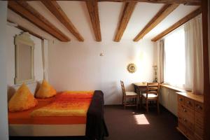 a bedroom with a bed and a table and a window at Apartment 180 qm BIBERBURG, in der romantischen Rödermühle an der Fränkischen Saale in Deutschlands Mitte, 8 km zur A7 in Hammelburg +14 photos