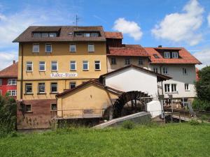 un gran edificio frente a un campo verde en Apartment 180 qm BIBERBURG, in der romantischen Rödermühle an der Fränkischen Saale in Deutschlands Mitte, 8 km zur A7, en Hammelburg 10 fotos más