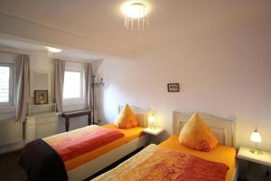 two beds in a room with two windows and lamps at Apartment 180 qm BIBERBURG, in der romantischen Rödermühle an der Fränkischen Saale in Deutschlands Mitte, 8 km zur A7 in Hammelburg