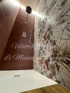 a room with a wall with a sign on it at Villetta Roberto Le Macine di Charme - Pugnochiuso Resort in Vieste