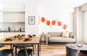 a living room with a table and a couch at Kukun Reforma & Downtown in Mexico City