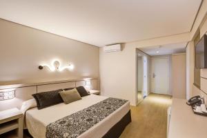 Cama ou camas em um quarto em Viale Tower Hotel