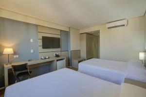 Cama ou camas em um quarto em Viale Tower Hotel