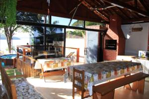 un patio con mesa, mesa y piscina en Recanto Boa Ideia, en Campo Alegre 38 fotos más