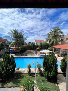 una vista de una piscina con palmeras en Casa de praia no Icaraí, en Caucaia