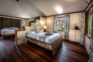 เตียงในห้องที่ Beqa Lagoon Resort