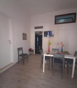 a dining room with a table and chairs at appartamento gioioso in Castellammare del Golfo