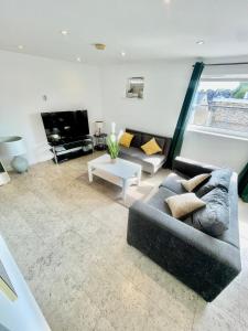 een woonkamer met een bank en een tv bij City Centre Cozy Studio flat Second Floor in Cambridge