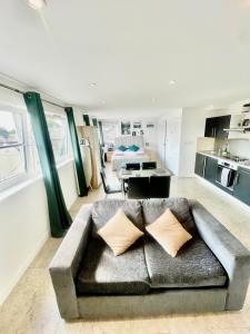 een woonkamer met een bank en een keuken bij City Centre Cozy Studio flat Second Floor in Cambridge +5 foto's