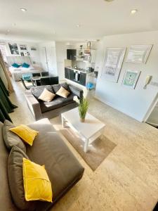 een woonkamer met een bank en een tafel bij City Centre Cozy Studio flat Second Floor in Cambridge
