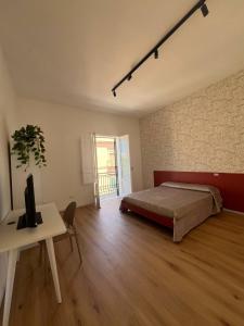 a bedroom with a bed and a table and a desk at Spalti 33 in Trapani
