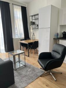 salon z krzesłem i stołem w obiekcie 2 bedroom apartment 1 floor in Blankenberge Vrijheidstraat 3 w mieście Blankenberge