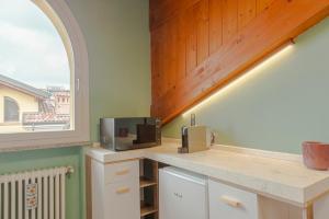a kitchen with a counter with a microwave and a window at Oasi di confort piano superiore in San Martino in Rio