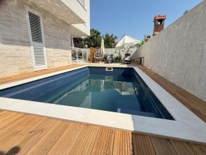 Bazén v ubytování Vila Regina Apartment Regina with Swimming Pool nebo v jeho okolí