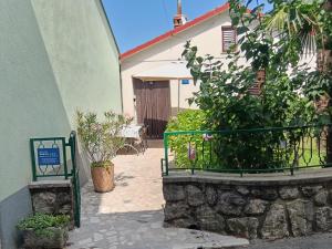 Das Gebäude in dem sich das Ferienhaus befindet
