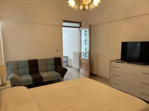 Una televisión o centro de entretenimiento en Il Rifugio nel Vicolo