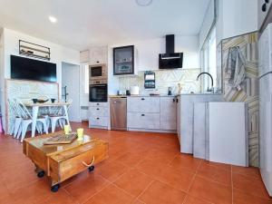 Kuchyňa alebo kuchynka v ubytovaní Apartment Sol Vinaròs con AA Wi-Fi a primera línea y vistas al mar.