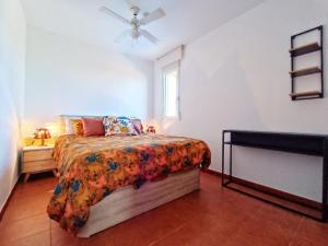 Posteľ alebo postele v izbe v ubytovaní Apartment Sol Vinaròs con AA Wi-Fi a primera línea y vistas al mar.