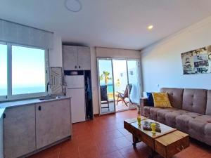 Kuchyňa alebo kuchynka v ubytovaní Apartment Sol Vinaròs con AA Wi-Fi a primera línea y vistas al mar.