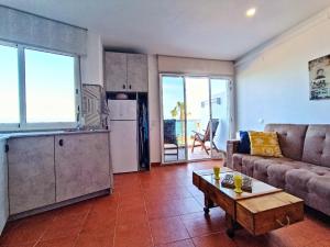 Kuchyňa alebo kuchynka v ubytovaní Apartment Sol Vinaròs con AA Wi-Fi a primera línea y vistas al mar.