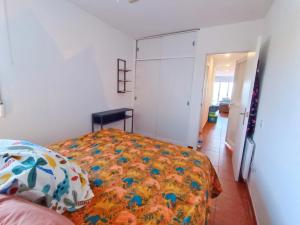 Posteľ alebo postele v izbe v ubytovaní Apartment Sol Vinaròs con AA Wi-Fi a primera línea y vistas al mar.