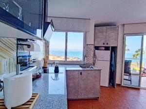 Kuchyňa alebo kuchynka v ubytovaní Apartment Sol Vinaròs con AA Wi-Fi a primera línea y vistas al mar.