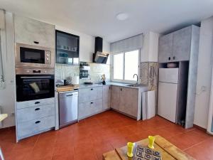 Kuchyňa alebo kuchynka v ubytovaní Apartment Sol Vinaròs con AA Wi-Fi a primera línea y vistas al mar.
