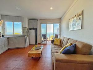 Kuchyňa alebo kuchynka v ubytovaní Apartment Sol Vinaròs con AA Wi-Fi a primera línea y vistas al mar.