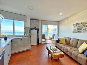 Kuchyňa alebo kuchynka v ubytovaní Apartment Sol Vinaròs con AA Wi-Fi a primera línea y vistas al mar.