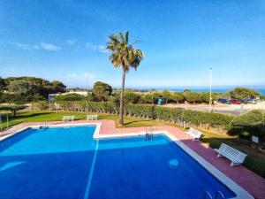 Bazén v ubytovaní Apartment Sol Vinaròs con AA Wi-Fi a primera línea y vistas al mar. alebo v jeho blízkosti
