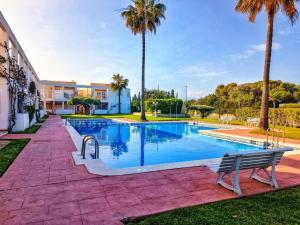 Bazén v ubytovaní Apartment Sol Vinaròs con AA Wi-Fi a primera línea y vistas al mar. alebo v jeho blízkosti